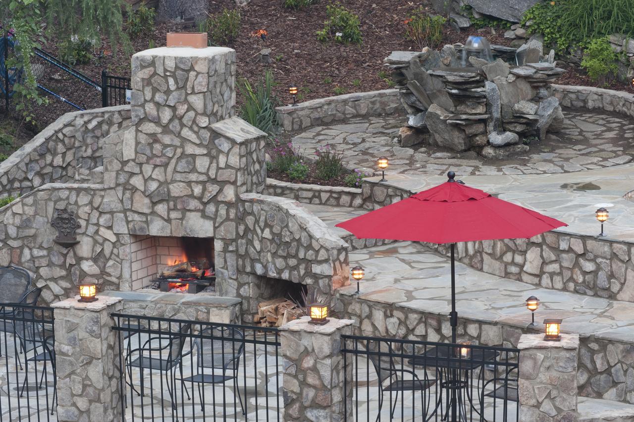 The Esmeralda Inn And Restaurant Chimney Rock Exteriör bild